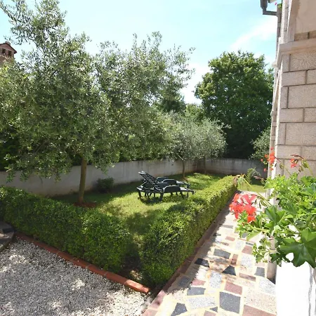 Σπίτι διακοπών Lovable Apartment, Pool With Deckchairs