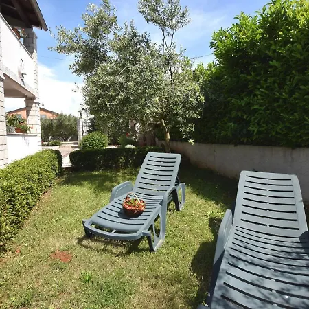 Lovable Apartment, Pool With Deckchairs *