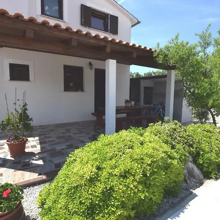 Σπίτι διακοπών Lovable Apartment, Pool With Deckchairs