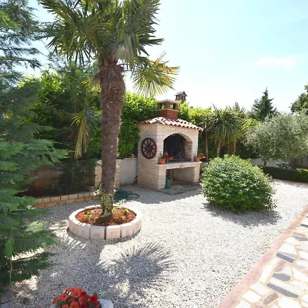 Σπίτι διακοπών Lovable Apartment, Pool With Deckchairs