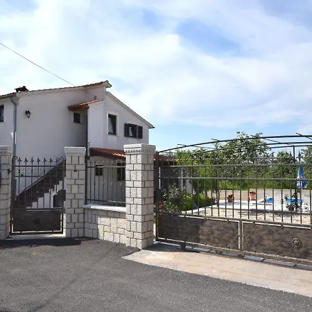 Дом отдыха Charming With Pool In Zbandaj