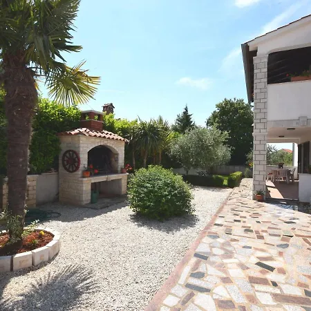 Charming With Pool In Zbandaj Дом отдыха